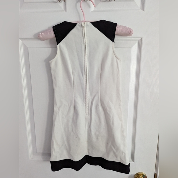 Girl's Adorable Sleeveless Occasion Dress - Picture 2 of 3